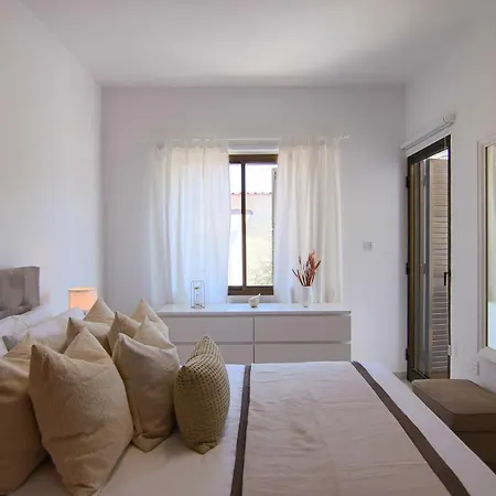 Phaedrus Living: View Luxury Flat Androcleous Apartament *